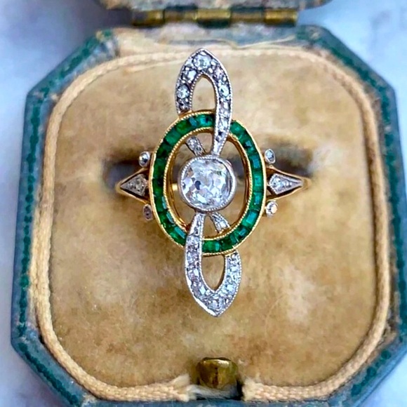 Cubic Zirconia and Emerald Vintage Ring - Picture 2 of 9